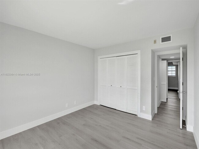 Building Photo - 3700 Oaks Clubhouse Dr