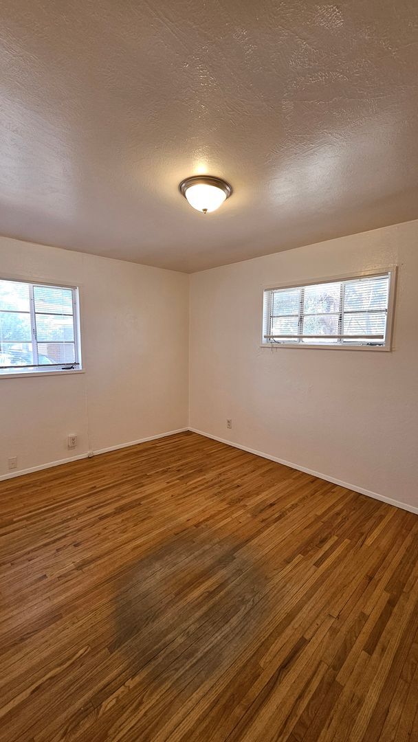 Building Photo - 4bed 2 bath