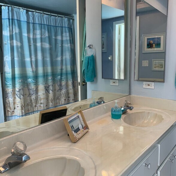 Guest Bathroom - 704 SW 11th Pl