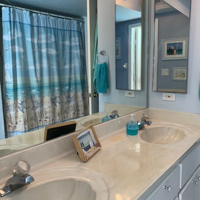 Guest Bathroom - 704 SW 11th Pl