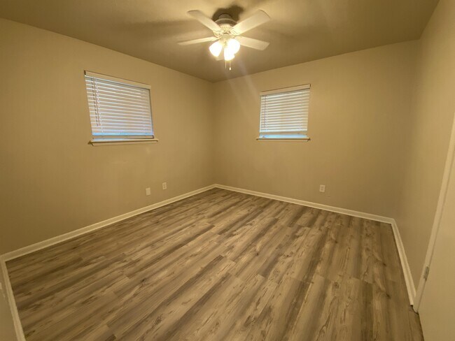 Building Photo - 205 S Bristow Ave
