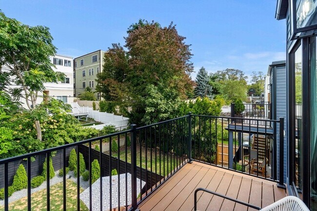 Building Photo - 722 E 5th St