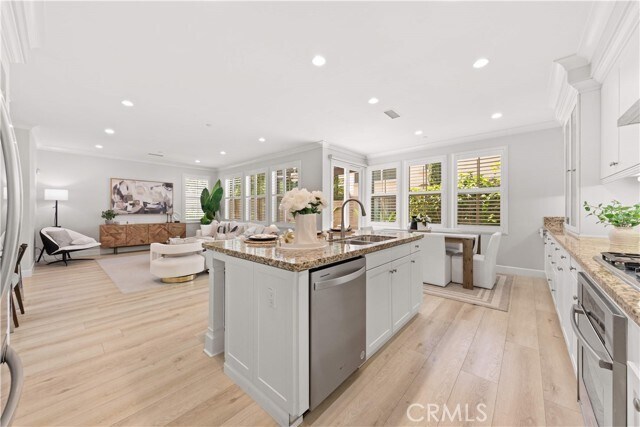 Building Photo - 120 Pendant