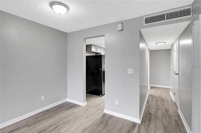 Building Photo - 709 Russell Ln