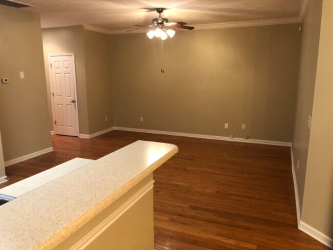 Building Photo - 132 Canton Ct