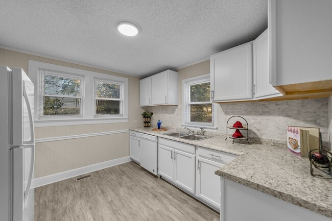 Building Photo - Updated 2 bed, 2 bath bungalow close to do...