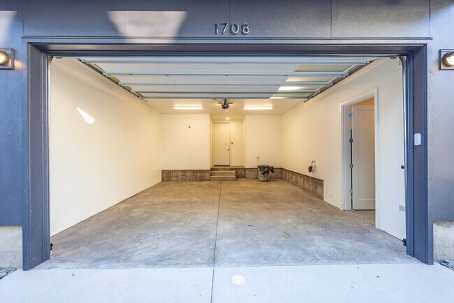 Building Photo - 1708 SE Columbia River Dr