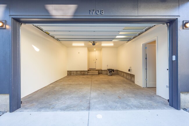 Building Photo - Riverside Townhomes - Waterfront Living in...