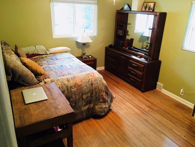 Building Photo - 5624 Lake St