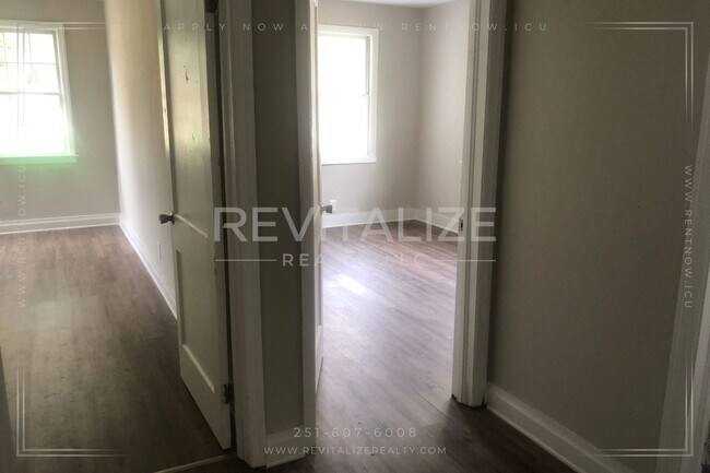 Building Photo - Cozy 2 Bedroom/1 Bathroom Duplex in Mobile!