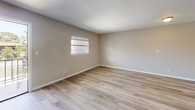 Building Photo - Lovely 2/1 apartment move in now- 1/2 off first month rent