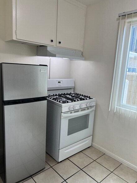 Building Photo - 214 W Maple St