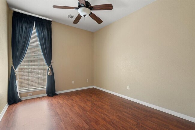 Building Photo - 1502 Azalea Dr