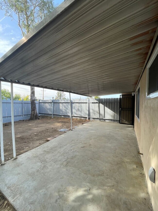 Building Photo - Spacious Duplex w/ New Upgrades!!