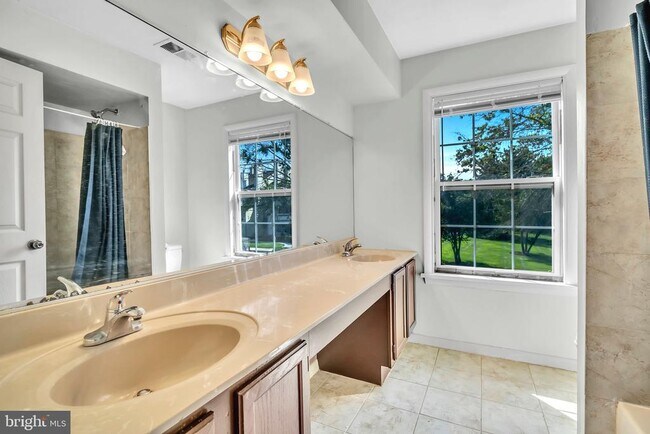 Building Photo - 302 Trinity Ct