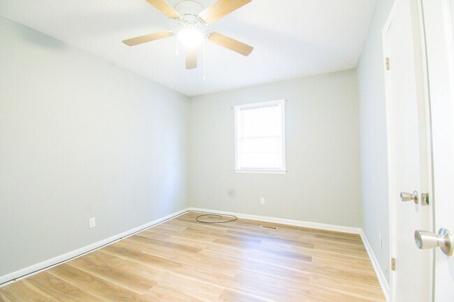 Building Photo - 3 Bedroom 2 Bathroom-Modern Upgrades