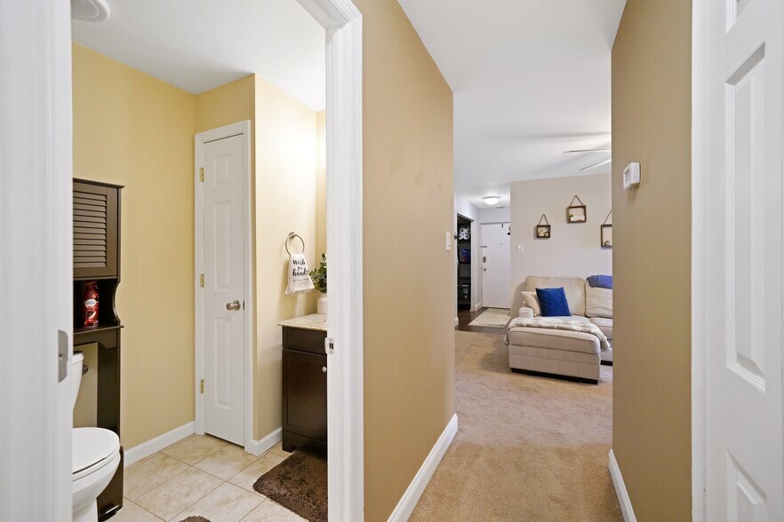 Building Photo - 1419 Valley Dr
