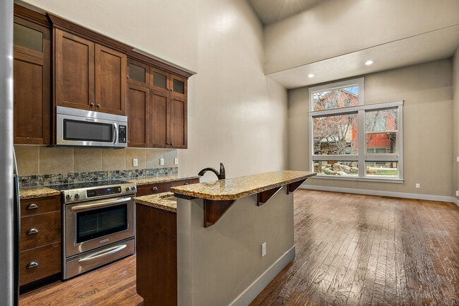 Building Photo - 923 S Lone Willow Ave