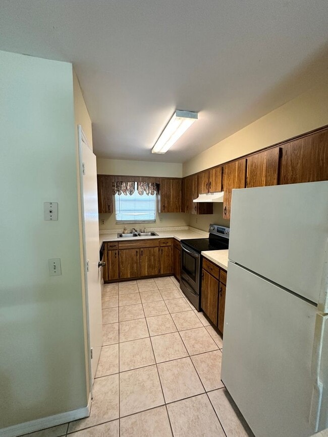 Building Photo - Nice 2/1.5 Duplex Located Across From St. ...