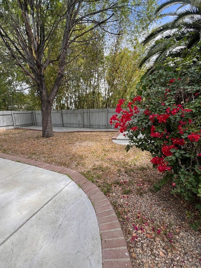 Building Photo - Newbury Park - Three bedroom, bonus room (could be 4th bedroom, 2.5 bathrooms