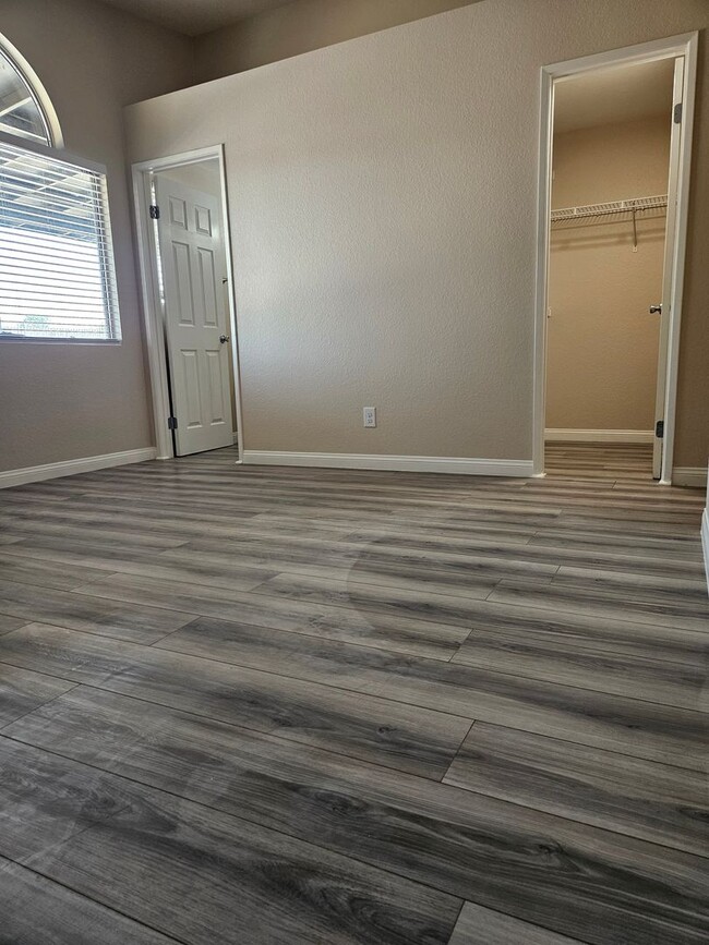 Building Photo - 4 Bedroom Adelanto Home