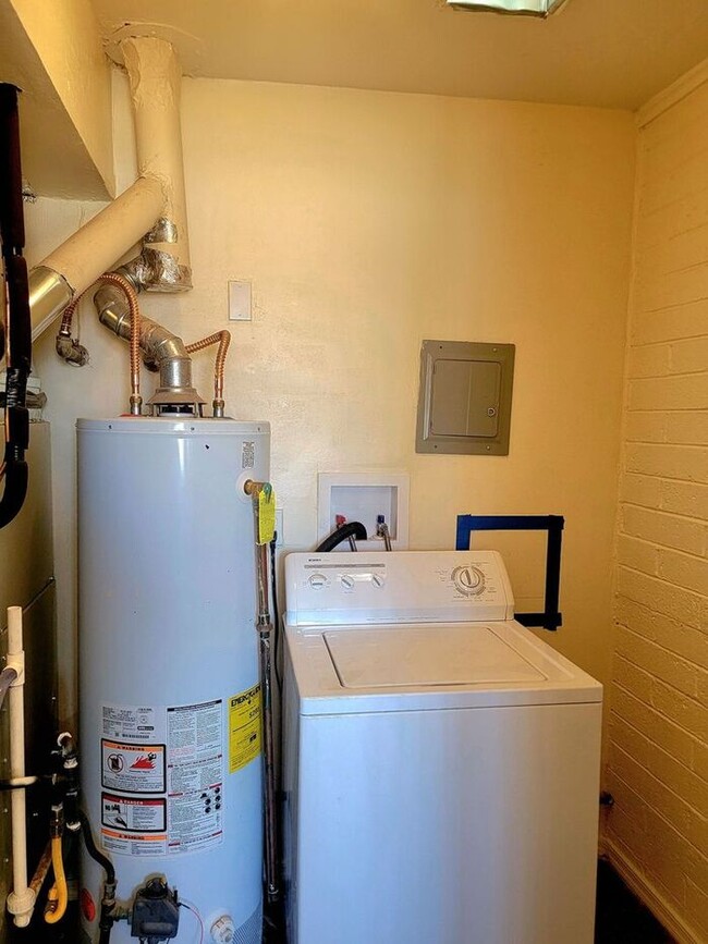 Building Photo - 2518 E Cameron Vista