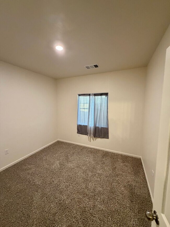 Building Photo - Make yourself at home in this delightful Delano single-family residence!