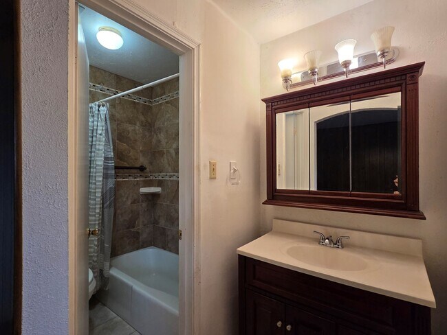 Building Photo - 2121 Redwood St