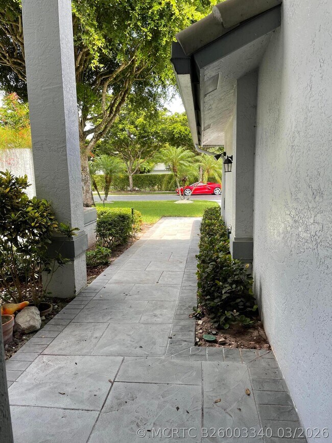 Building Photo - 11530 Briarwood Cir