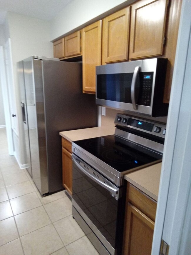 Building Photo - River Oaks Townhouse-Christmas Special!!