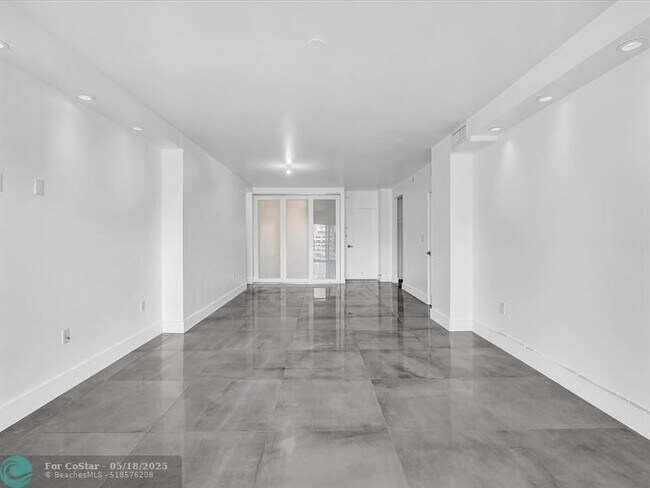 Building Photo - 300 Bayview Dr