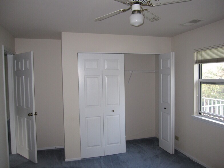 Building Photo - 2810 Meadow Ln