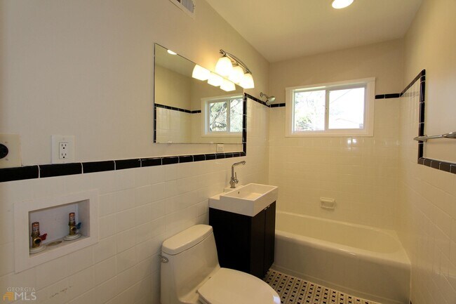 Building Photo - 425 Lindbergh Dr NE