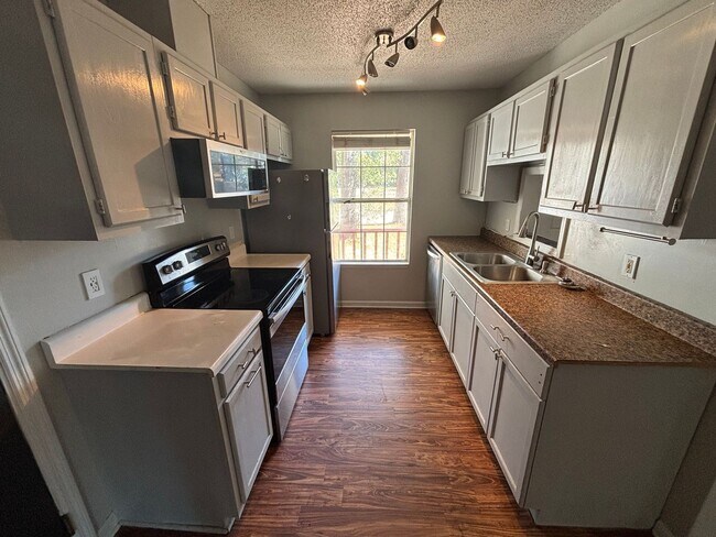 Building Photo - Spacious 4-Bed, 2-Bath Home with Yard and Prime Tallahassee Location