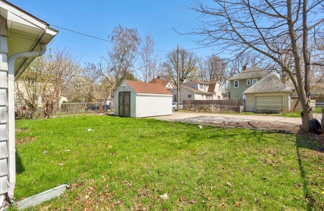 Building Photo - Sunny 2BR Home on South Bond with Sunroom + Extra Storage!
