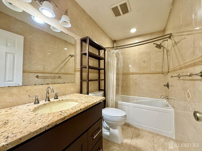 Building Photo - 5 Viburnum Ct