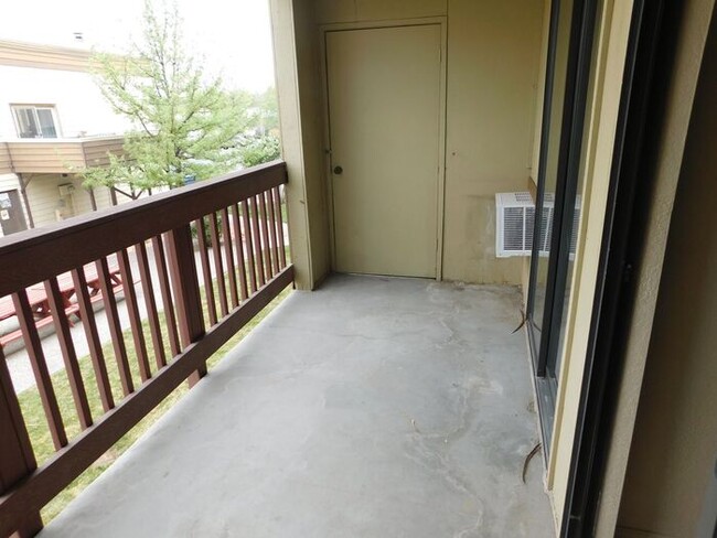 Building Photo - 2 Bed 1 Bath Condo Close to CMU!