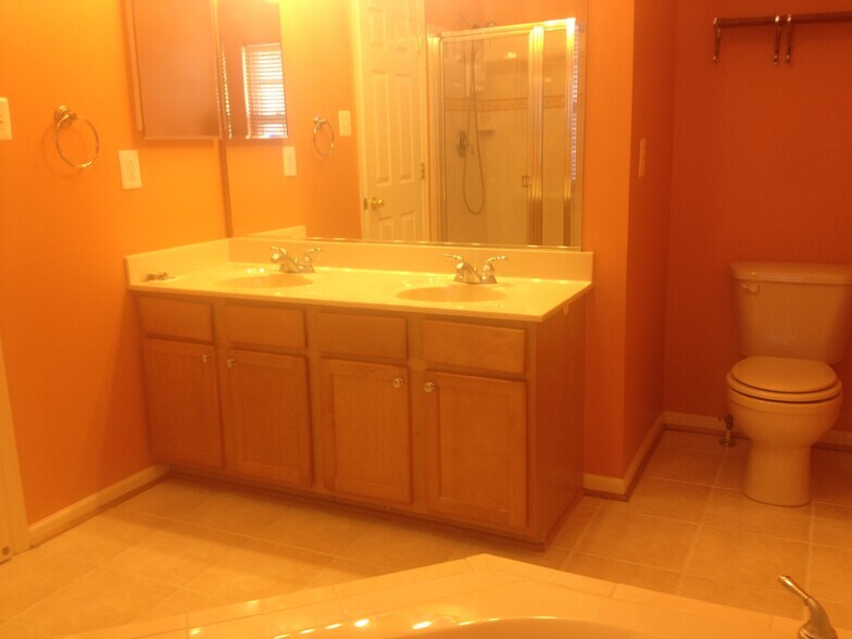 Building Photo - 328 Kestrel Dr