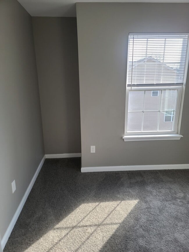 Building Photo - 3 Bedroom 2 1/2 bath townhouse in Waynesbo...