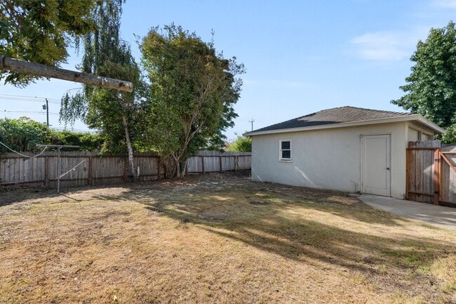 Building Photo - Remodeled Property- Centrally Located