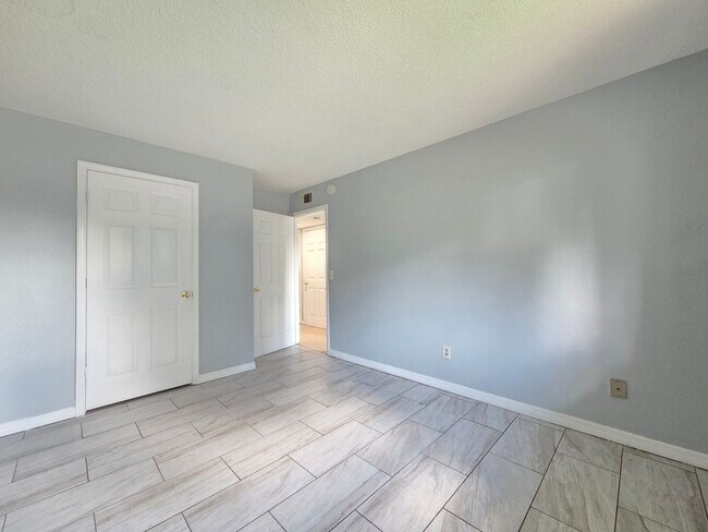 Building Photo - 605 Northlake Blvd