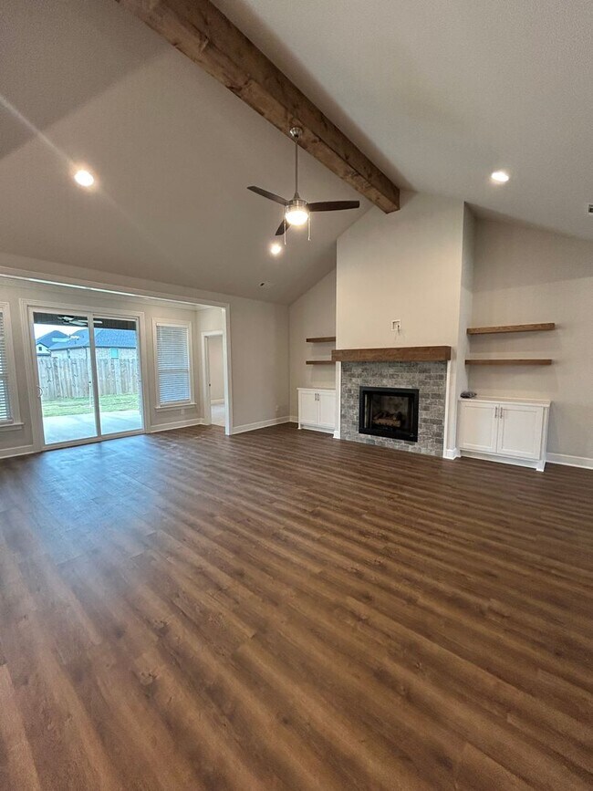 Building Photo - Beautiful Modern Home in Pea Ridge!