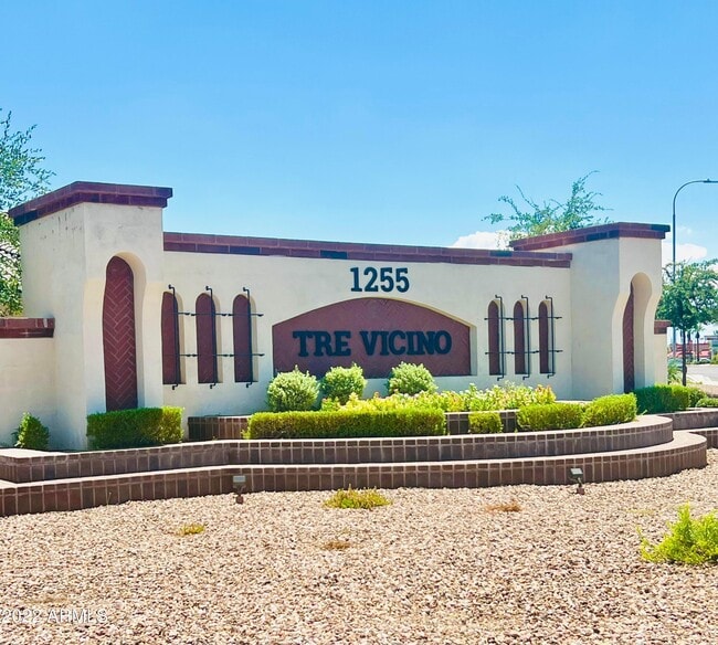 Building Photo - 1255 N Arizona Ave