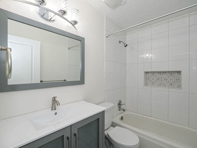 Building Photo - 5 Bedroom, 2.5 Bathrooms Home