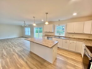 Building Photo - 3 Bedroom Townhouse Essex Junction VT Avai...