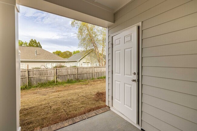 Building Photo - 2 Bedroom Townhome Main Street Pineville - AVAILABLE AUGUST 2026