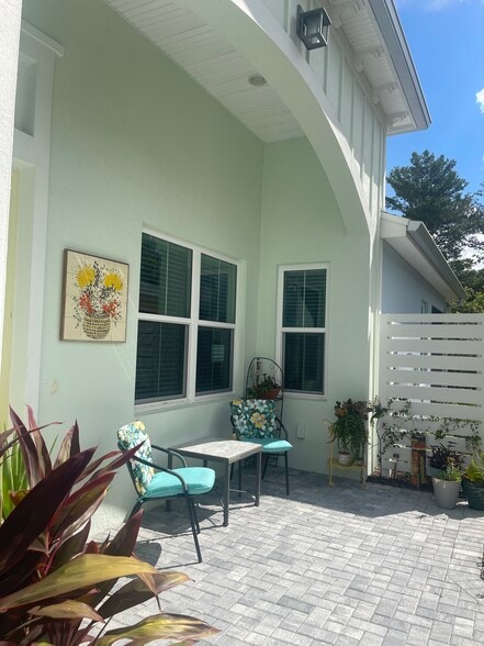 Front porch for extra outdoor seating! - 196 Hang Loose Way