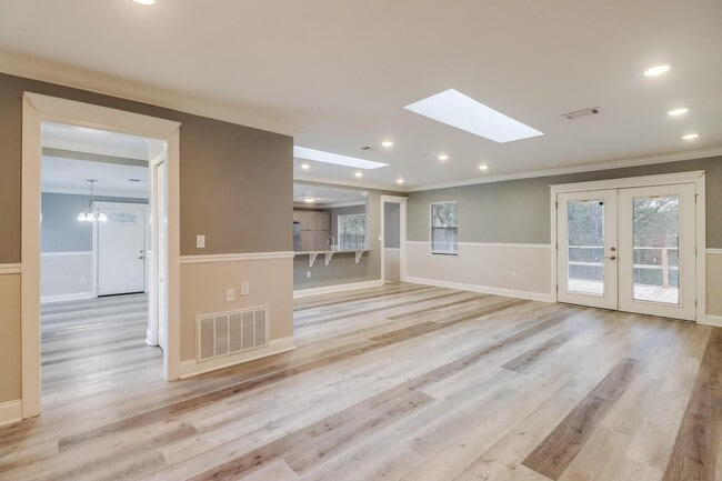 Building Photo - 15744 Parkwood Dr S