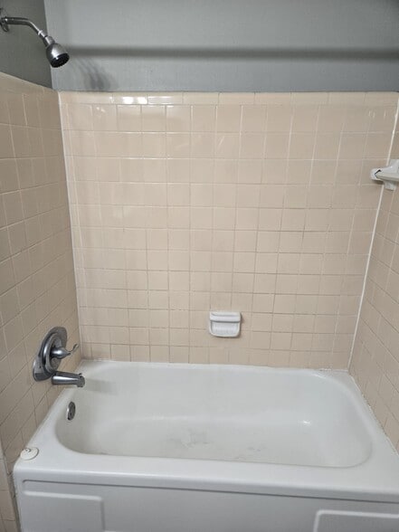 Bathtub/ Shower - 11646 San Jose