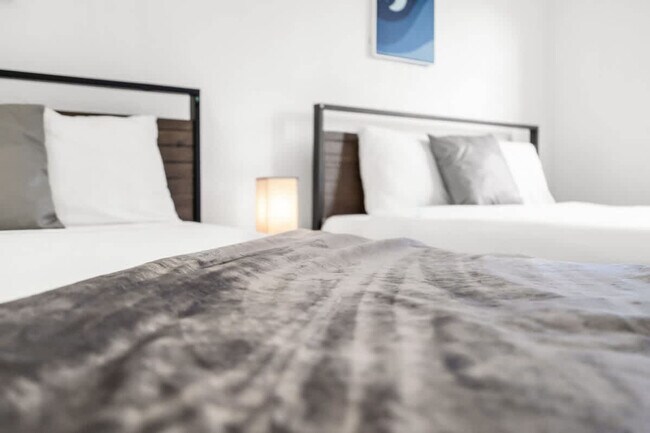 Building Photo - 714 NE 17th Ct